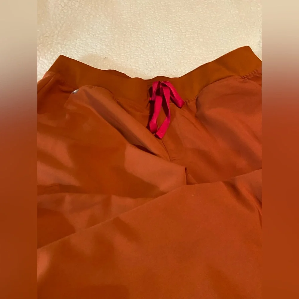 Figs Rust Jogger Pants with rust colored size xl petite Pink Accents scrub pants - Picture 5 of 11